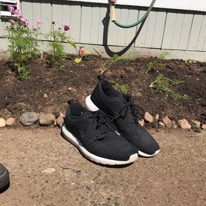 Nike Roshe Men’s size 11 (Black/White)